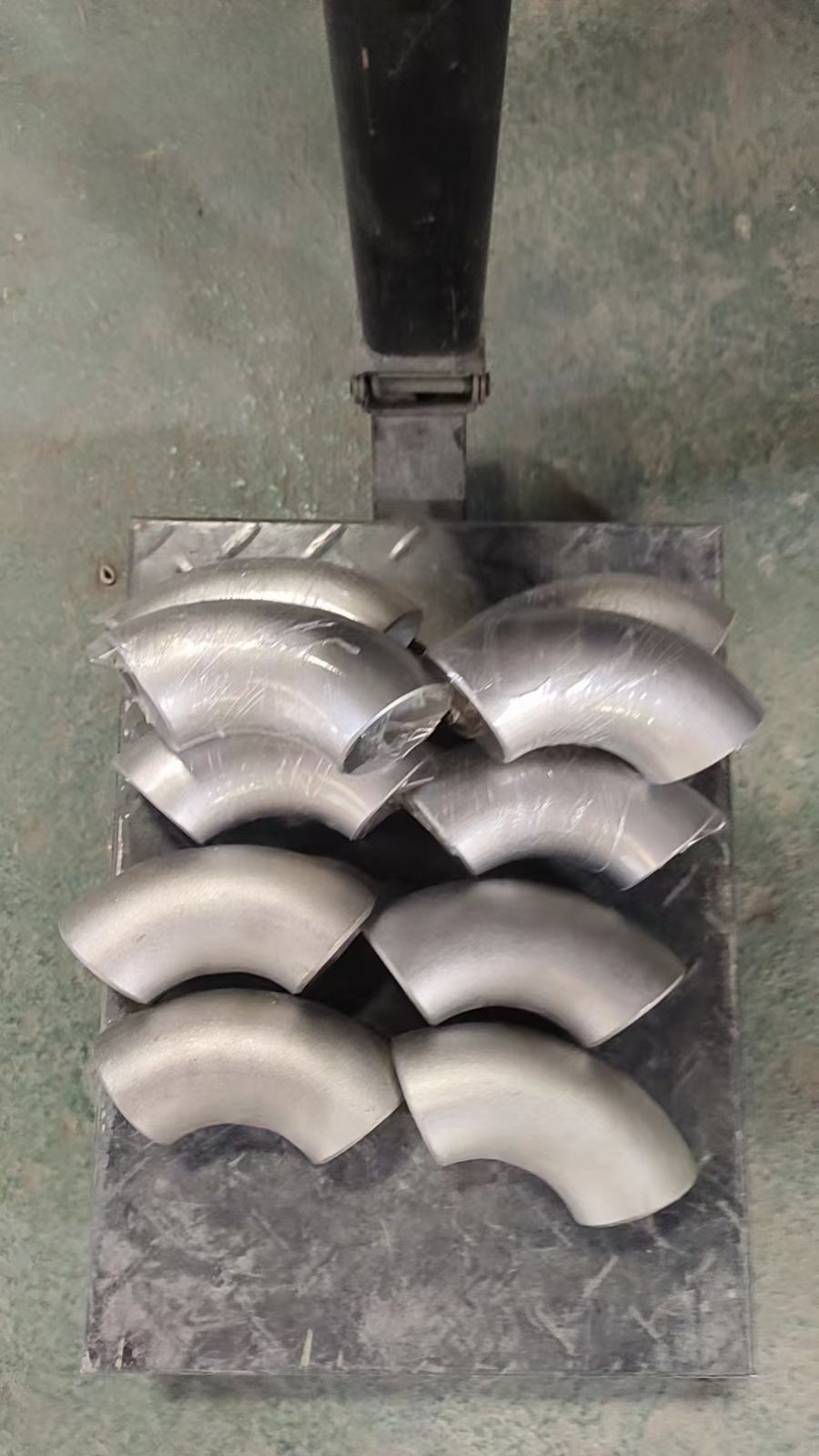 Titanium Alloy Exhaust Elbows for Mercedes-AMG E63 – 90° Mandrel Bent Titanium Pipe Elbow Fittings (Gr2 / Gr5 / Ti-6Al-4V)